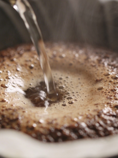 freepik__closeup-of-coffee-bloom-during-pour-over-brewing-s__12767