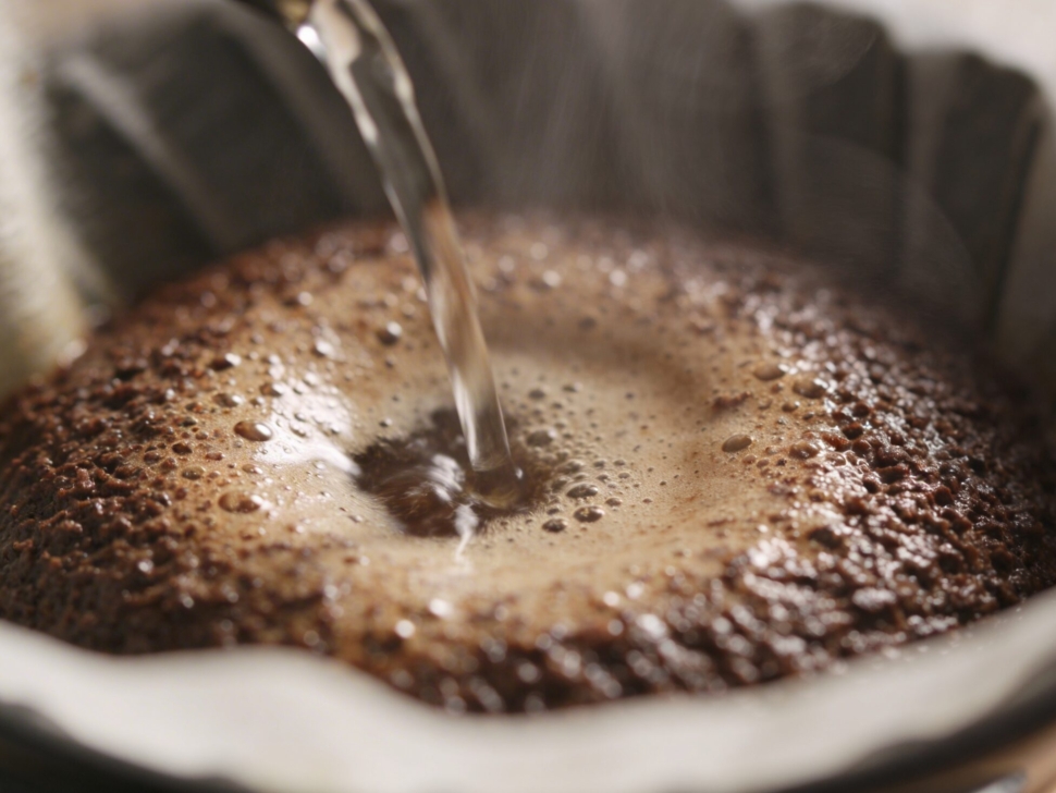 freepik__closeup-of-coffee-bloom-during-pour-over-brewing-s__12767